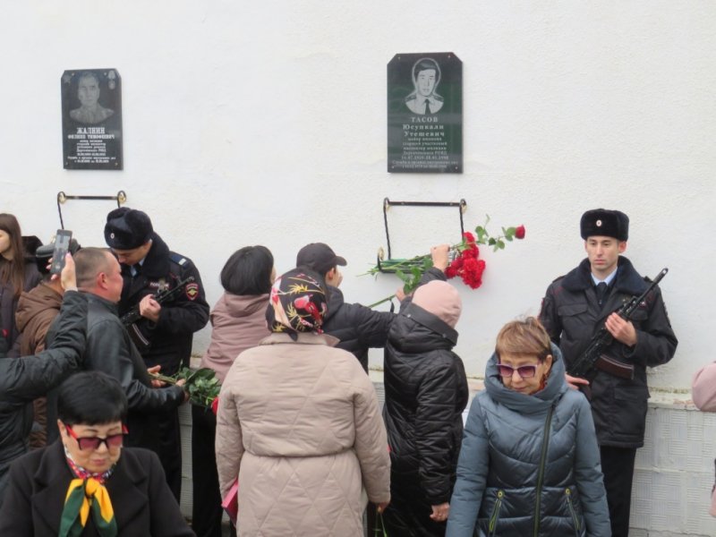В Аркадаке открыли мемориальную доску в честь погибшего участкового