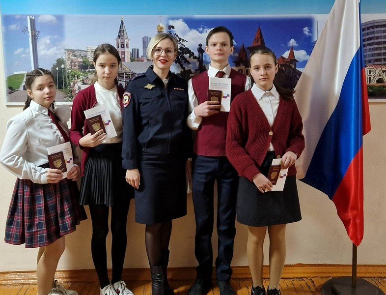 В преддверии Дня Конституции юным жителям Аркадака вручены паспорта